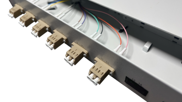 Preview: OV-06xLC-D OM2 19 Zoll Spleissbox 6xLC-D OM2 1HE/12/gr CSH 12Pgt 50/125 6Kup beige