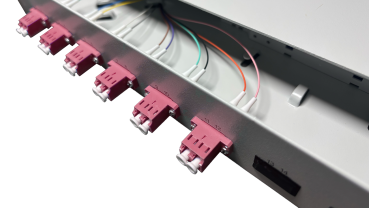 Preview: OV-06xLC-D OM4 19 Zoll Spleissbox 6xLC-D OM4 1HE/12/gr CSH 12Pgt 50/125 6Kup violet