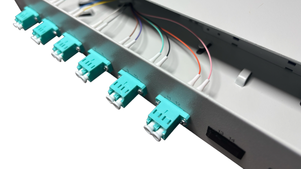 OV-06xLC-D OM3 19 Zoll Spleissbox 6xLC-D OM3 1HE/12/gr CSH 12Pgt 50/125 6Kup aqua