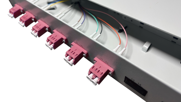 OV-06xLC-D OM4 19 Zoll Spleissbox 6xLC-D OM4 1HE/12/gr CSH 12Pgt 50/125 6Kup violet