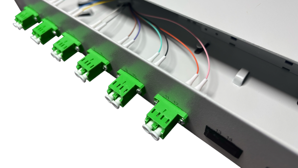 OV-06xLC-D SMA 19 Zoll Spleissbox 6xLC-D SM APC 1HE/12/gr CSH 12Pgt 9/125 6Kup grün